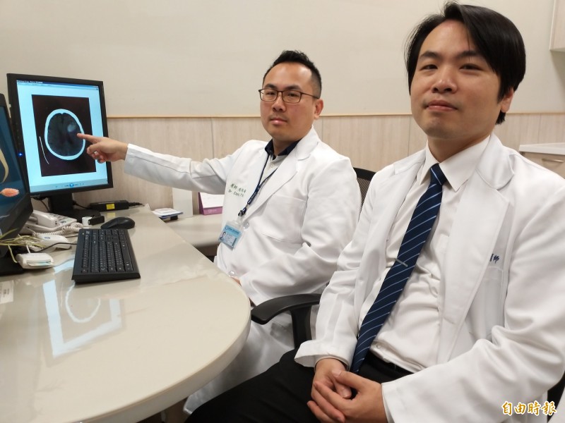 王姓老翁出現恍神情況,家人懷疑掃墓時「卡到陰」, 經中國醫藥大學新竹附設醫院精神科周伯翰(左)檢查發現是急性腦中風,與神經外科江忠穎(右)攜手救回一命。(記者廖雪茹攝)