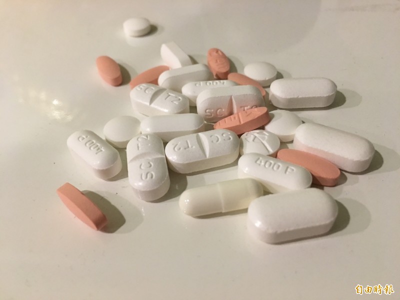 藥師提醒,若用藥有剝半或磨粉需求,最好請醫師開立適當的藥品。(記者林惠琴攝)