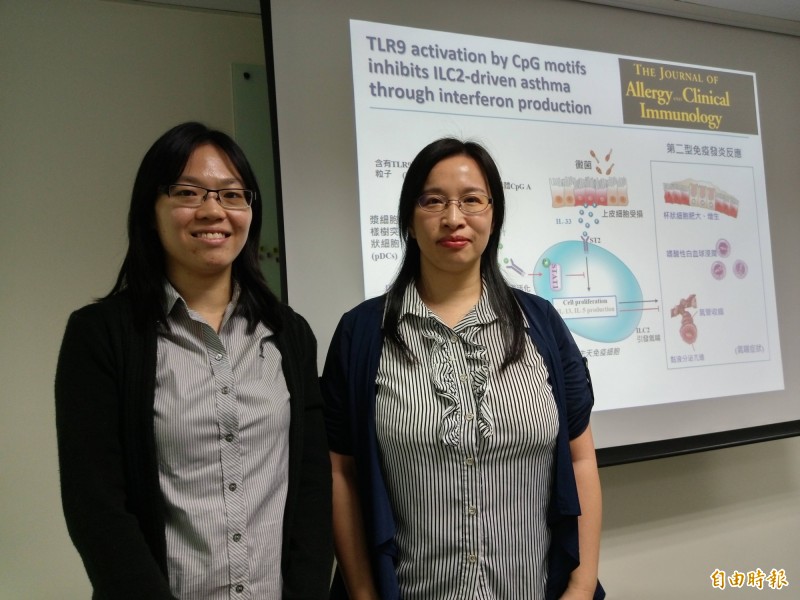 中研院生醫所助研究員張雅貞(右)、研究論文第一作者博士張麗萍。(記者吳亮儀攝)