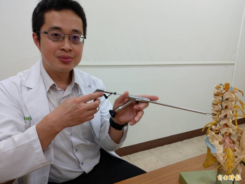神經外科醫師謝榮豪指出以內視鏡手術,清除突出的椎間盤組織,傷口小且復原較快。(記者方志賢攝) 神經外科醫師謝榮豪指出以內視鏡手術,清除突出的椎間盤組織,傷口小且復原較快。(記者方志賢攝)