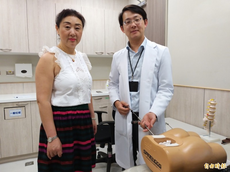中醫大學新竹附醫神經外科醫師巫智穎檢查發現,張姓患者腰椎第四節第五節椎間盤突出合併神經壓迫,評估後施以「脊椎內視鏡手術」治療,目前恢復狀況良好。(記者廖雪茹攝)
