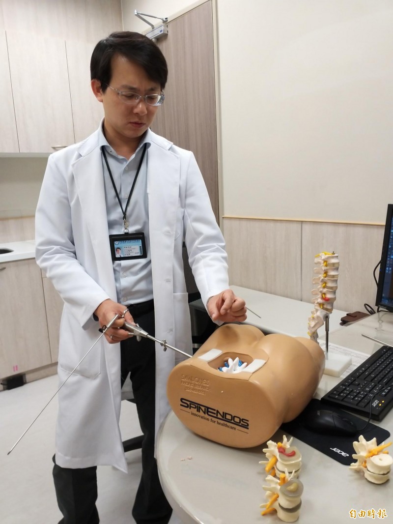 中醫大學新竹附醫神經外科醫師巫智穎檢查發現,張姓患者腰椎第四節第五節椎間盤突出合併神經壓迫,評估後施以「脊椎內視鏡手術」治療,目前恢復狀況良好。(記者廖雪茹攝) 中醫大學新竹附醫神經外科醫師巫智穎檢查發現,張姓患者腰椎第四節第五節椎間盤突出合併神經壓迫,評估後施以「脊椎內視鏡手術」治療,目前恢復狀況良好。(記者廖雪茹攝)