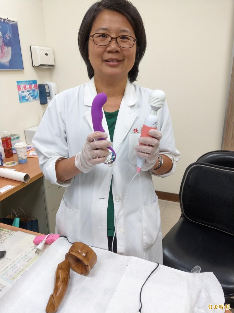 泌尿科醫師張美玉建議女性善用假陽具及震動器等輔具,達到性高潮。(記者方志賢攝) 泌尿科醫師張美玉建議女性善用假陽具及震動器等輔具,達到性高潮。(記者方志賢攝)