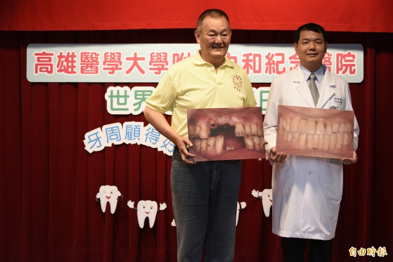 蘇姓患者(左)曾缺牙10顆,感謝黃炯霖醫師重建一口好牙。(記者黃旭磊攝)