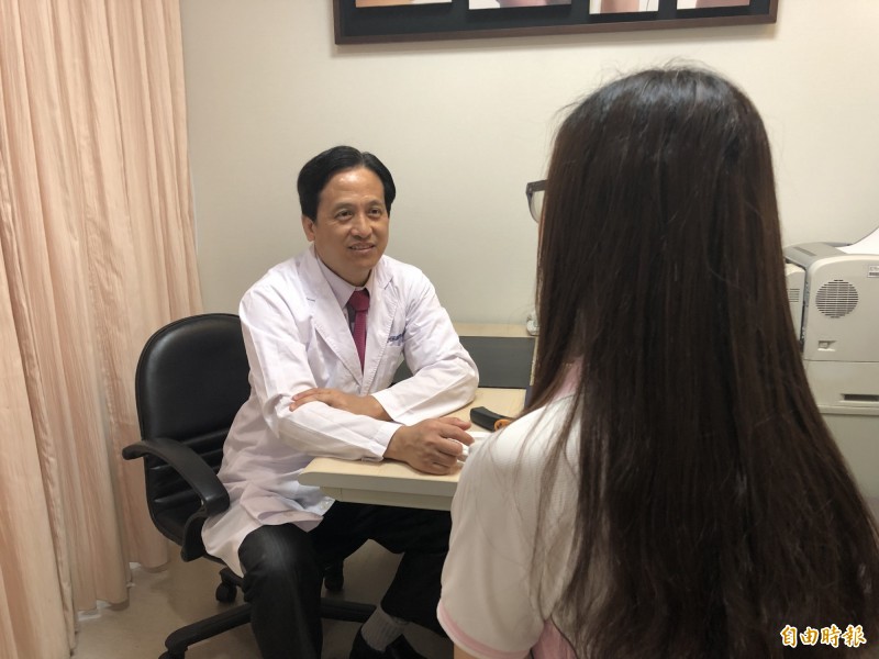 光田醫院整形外科主任吳文宏表示,狐臭雖然不會危及生命,卻對病人的生活造成困擾,影響關係。 (記者張軒哲攝)