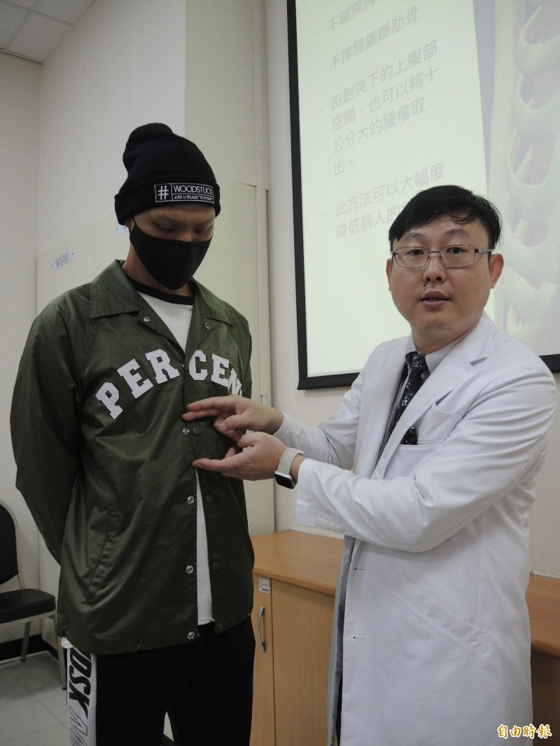 張統優從陳姓大學生的胸骨底端取出腫瘤。(記者翁聿煌攝)