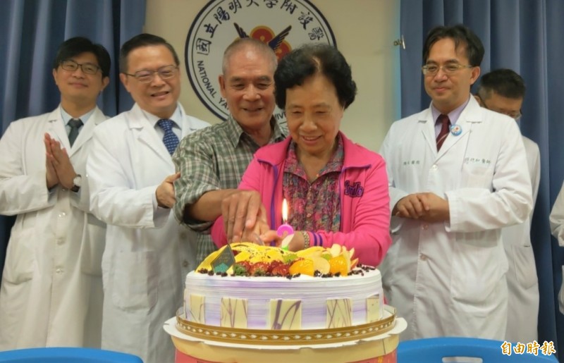 林姓婦人康復出院後,今回到陽明醫院感謝醫療團隊的照顧,院方為她準備大蛋糕慶祝。(記者張議晨攝)
