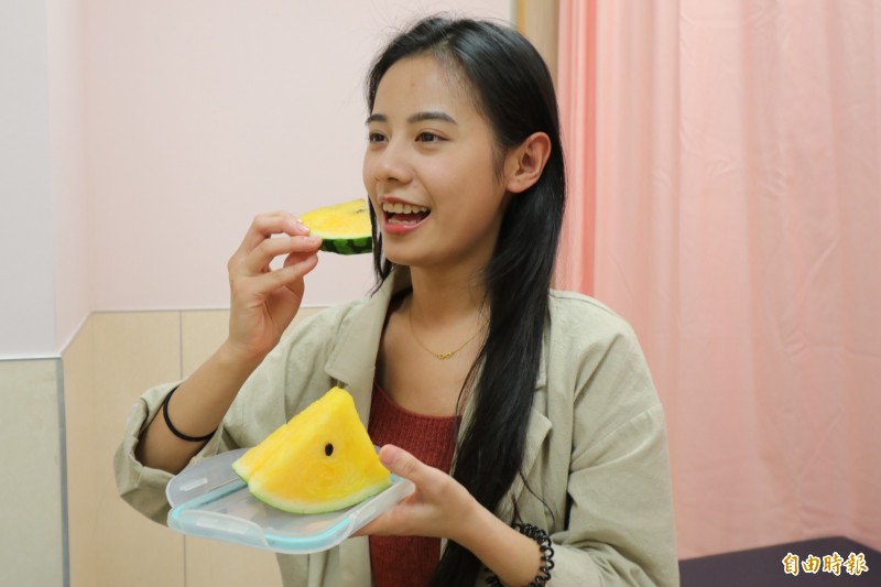 夏天吃西瓜透心涼,但台中一名洗腎患者,因吃下過多西瓜出現四肢水腫、肺水腫,醫師提醒要節制。圖為情境照,圖中人物與本文無關。(記者陳建志攝)