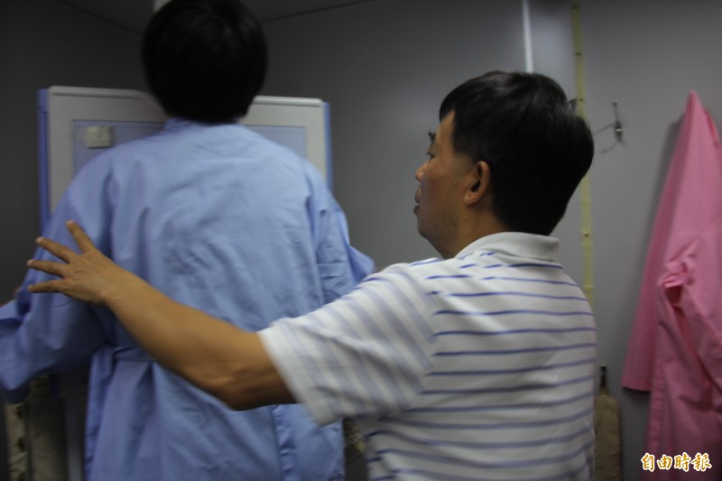 有乳癌病史的台東縣長饒慶鈴,親上乳房X光攝影車,做每兩年一次的乳房X光攝影篩檢。(記者王秀亭攝)