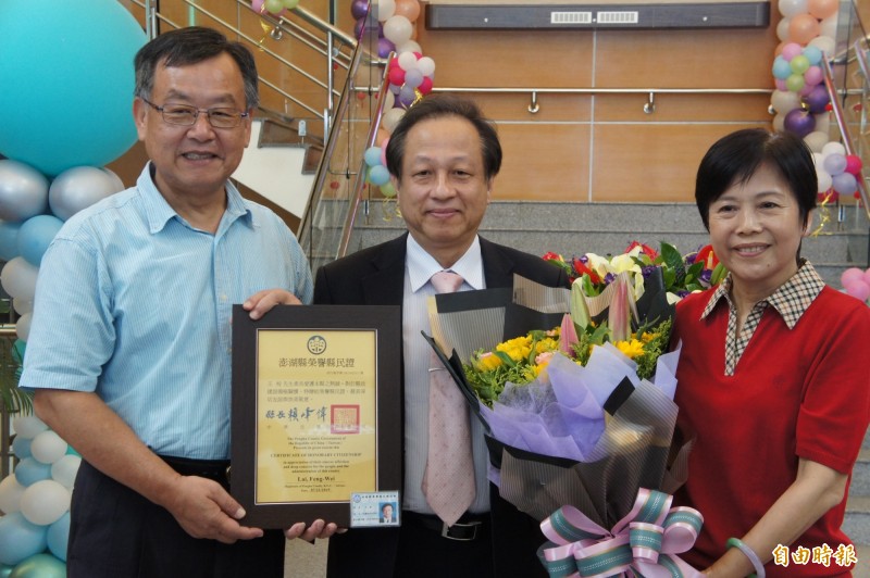 澎湖縣長賴峰偉、議長劉陳昭玲,頒發台中學仕診所王效院長榮譽縣民證。(記者劉禹慶攝) 澎湖縣長賴峰偉、議長劉陳昭玲,頒發台中學仕診所王效院長榮譽縣民證。(記者劉禹慶攝)