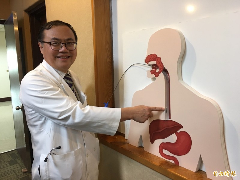 盧俊良醫師示範將酸鹼測定膠囊透過胃鏡經口置入固定於食道黏膜上。(記者林惠琴攝)