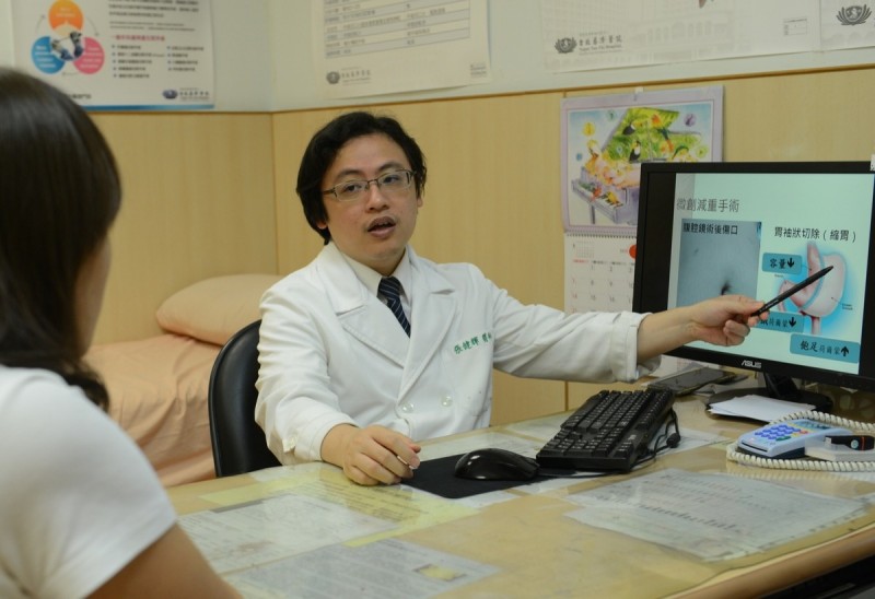 張健輝說明胃袖狀手術的過程。(圖由台北慈濟醫院提供)
