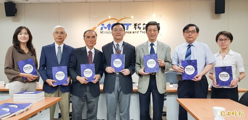 計畫主持人中研院士賴明詔(左三)、副主持人台大副校長張上淳(右三)、台大醫學院附設醫院小兒部小兒感染科教授黃立民(右二)、科技部生命科學研究發展司長莊偉哲(左四)。(記者簡惠茹攝)