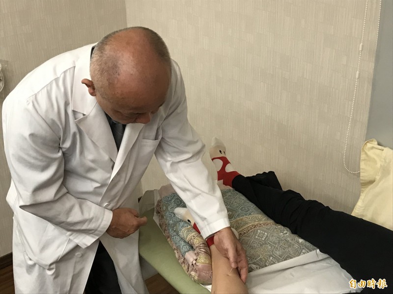 醫師在治療自律神經失調時,會使用乾針或水針,治療原理是刺激末梢神經,或緩解受刺激的末稍自律神經。(記者蔡思培攝)