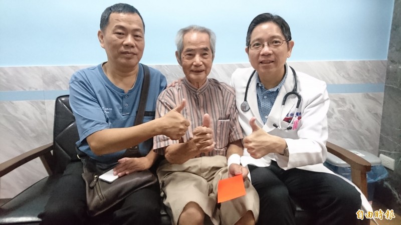 巫姓老翁心臟病發,送醫途中休克死亡,經急救後撿回一命。(記者顏宏駿攝)