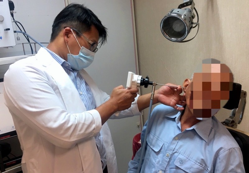 衛福部南投醫院醫師吳昭寬為7旬老翁進行耳內視鏡檢查情形。(記者謝介裕翻攝)