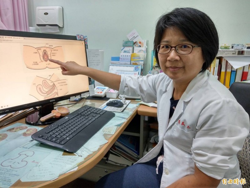 泌尿科医师张美玉指出,更年期妇女停经后雌激素缺乏,易造成萎缩性阴道炎,其症状是外阴或阴道表皮萎缩,合併性交疼痛及发炎。(记者方志贤摄)