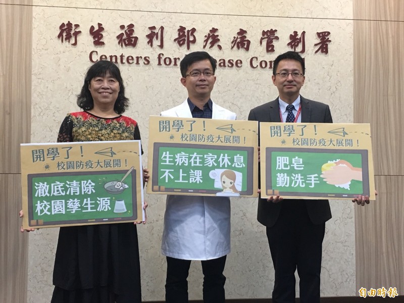 衛福部疾管署邀請兒科醫師陳木榮(中)宣導腸病毒防範措施。(記者林惠琴攝)
