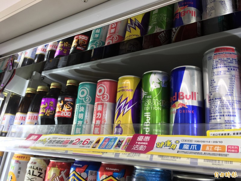 不少民眾會喝能量飲料提神。(記者林惠琴攝)