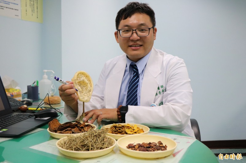 網傳薑黃素可助減肥,奇美醫學中心中醫部主治醫師李俞生表示,薑黃素是可降血脂,但不一定能達到減肥的效果。(記者萬于甄攝)