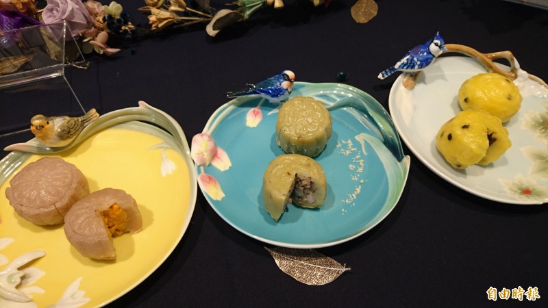 佳里奇美醫院推出三種創意的健康月餅。(記者楊金城攝)