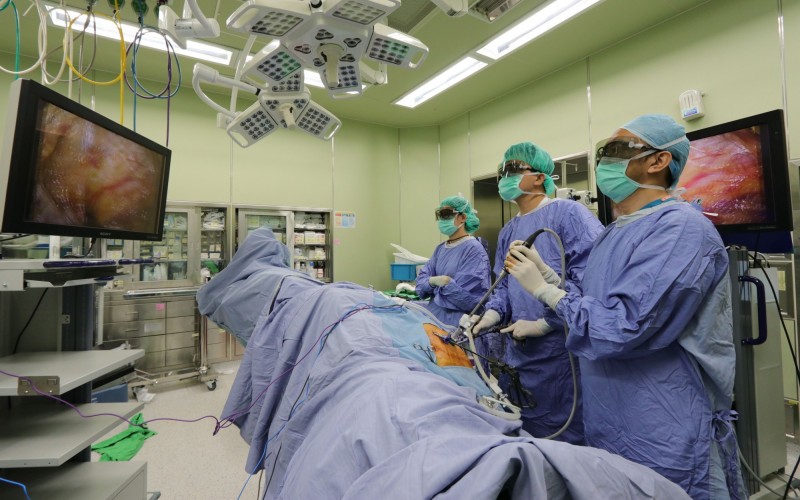 亞大醫院大腸直腸外科主任江驊哲(中)替患者執行3D立體腹腔鏡手術,切除大腸癌腫瘤。(記者陳建志翻攝)