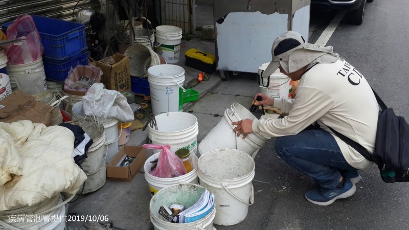 疾管署防疫人員於新北市樹林區坡內里本土登革熱個案居住地周邊查核孳生源。(疾管署提供)