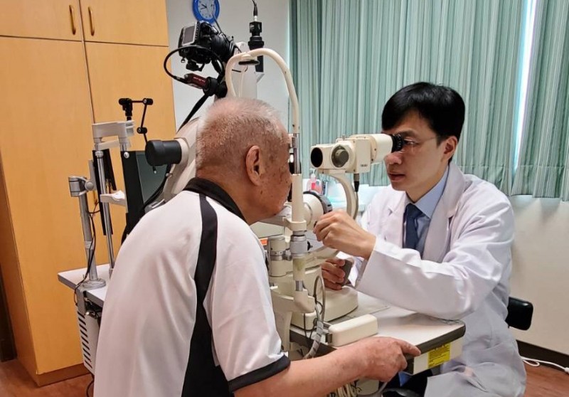 高雄榮總台南分院眼科醫師李尹暘表示,許多長輩誤以為白內障熟了才能開刀,但這是一種錯誤迷思,呼籲民眾若感到眼睛視力明顯減退,就應及早至眼科檢查。(記者萬于甄翻攝)