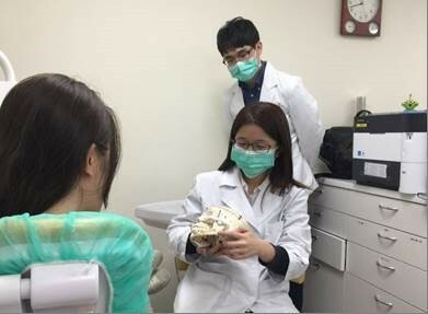 有戽斗及嘴歪不對稱困擾嗎?台大醫院新竹分院提供口腔顎面矯正手術,可讓患者改善狀況,且能恢復正常咀嚼功能。(記者洪美秀翻攝)