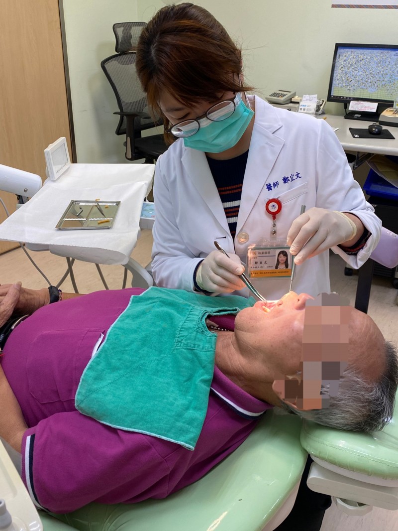 76歲張姓男子右上顎牙齦腫痛數周未癒,由牙科診所轉診至桃園醫院進一步檢查,竟然已罹口腔癌,由於未及時就醫,需切除局部下顎骨才能完整清除腫瘤。(圖中人物與本案無關)。(記者陳恩惠攝)