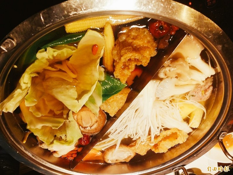 不少民眾低溫時會吃火鍋取暖。(記者林惠琴攝)