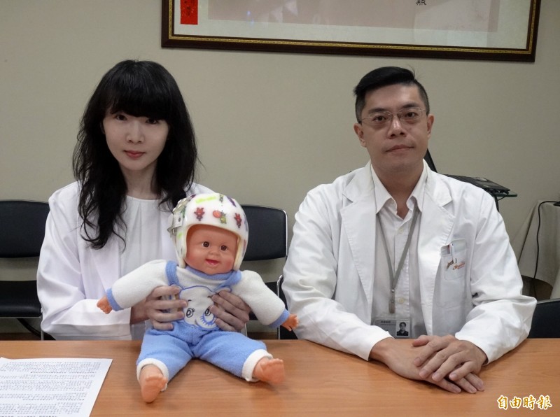 茂盛醫院皮膚科醫師鍾佩宜(左)、兒科醫師王鼎堯提醒家長若要訂製頭盔,應先讓讓專科醫師檢查與。(記者張菁雅攝)