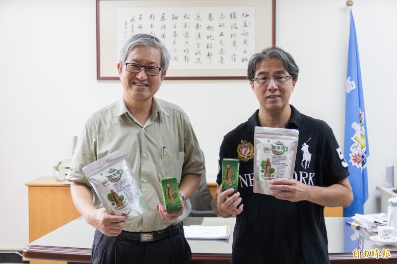 高師大學化學系教授林相儒(右),研發活化男性攝護腺機能草藥包,一旁為高師大校長吳連賞。(記者黃旭磊攝)