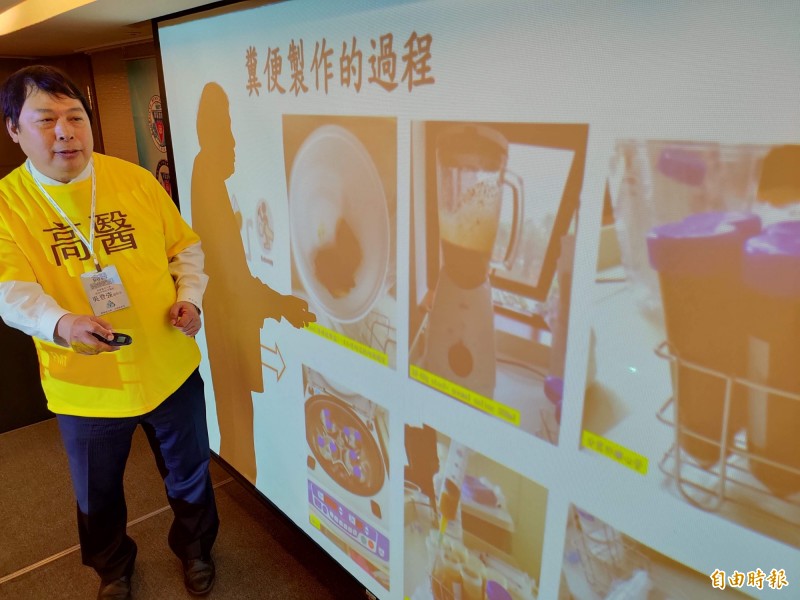 吳登強解釋糞便植入術操作過程。(記者吳亮儀攝)