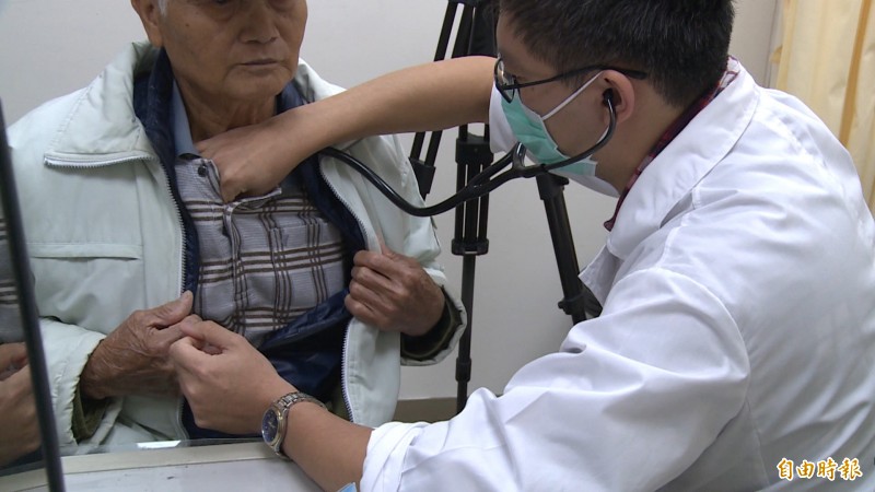 入冬後,早晚溫差大,極易增加急性腦血管中風及心肌梗塞風險,花蓮門諾醫師籲患有心血管疾病、高血壓、高血脂及糖尿病等三高患者,除應按時吃藥更要注意保暖。(記者王峻祺攝)