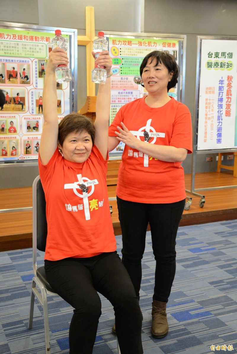 東馬護理師李春香傳授強化肌力撇步,避免年終大掃除造成的運動傷害。(記者陳賢義攝)