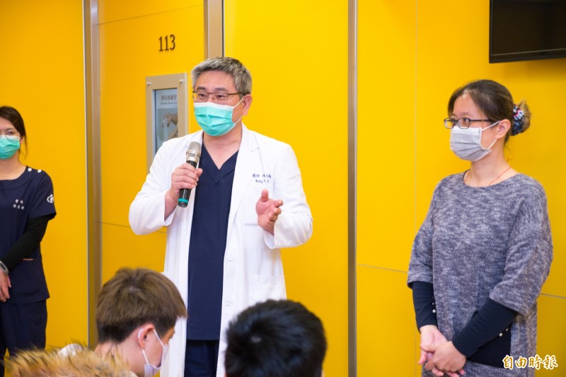 黃小姐(右)經「機器人手臂髖關節置換術」,已能行走自如,院方為她舉行舉行「恭喜康復」慶祝會(記者蘇金鳳攝) 黃小姐(右)經「機器人手臂髖關節置換術」,已能行走自如,院方為她舉行舉行「恭喜康復」慶祝會(記者蘇金鳳攝)