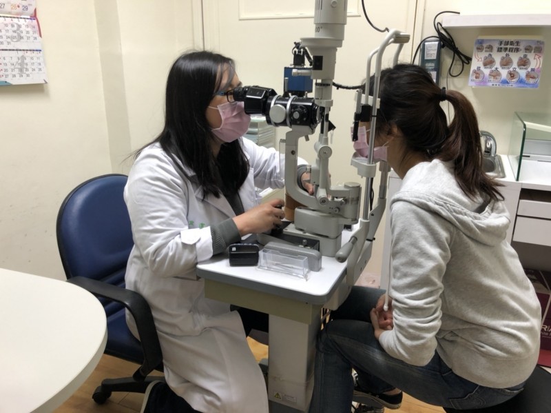 台大醫院新竹分院眼科部李宜潔醫師正在為病人做術前評估。(記者蔡彰盛翻攝) 台大醫院新竹分院眼科部李宜潔醫師正在為病人做術前評估。(記者蔡彰盛翻攝)
