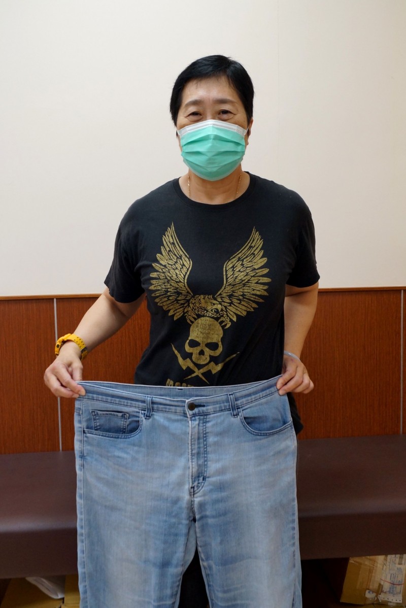 55歲王女士9個月經中醫藥治療減重近12公斤。(記者王俊忠翻攝) 55歲王女士9個月經中醫藥治療減重近12公斤。(記者王俊忠翻攝)