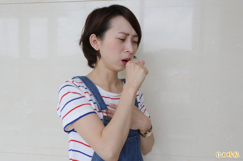 台中一名家庭主婦長期吸二手菸,狂咳2週沒痊癒,檢查後確診肺腺癌第1期。圖為情境照,圖中人物與本文無關。(記者陳建志攝)