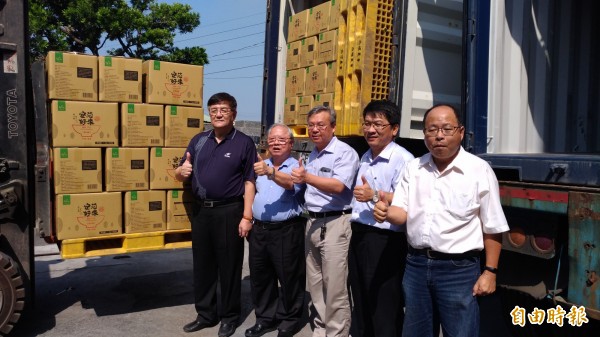 台灣越光米首度外銷中國,總數4萬7000公斤今天在西螺農會埤源碾米廠進行貨櫃裝箱作業。(記者廖淑玲攝)