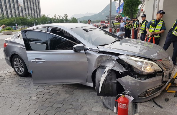 美国驻南韩大使馆今天傍晚传出遭汽车冲撞闸门,发生巨响引起围观。(欧新社)