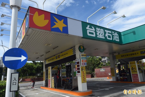 台塑石化今下午宣布，将自下周一凌晨1点起调降汽、柴油价格，调降幅度均为0.2元/升。（资料照）