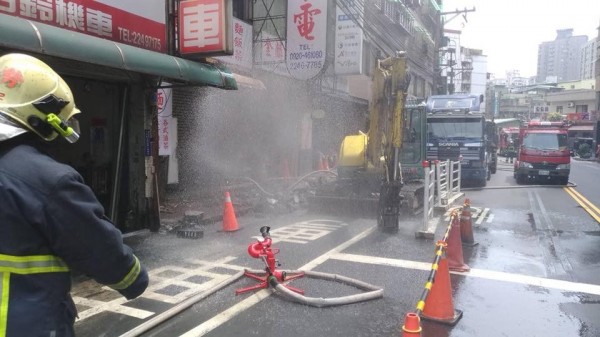 中和圓通路上,施工單位不慎挖破瓦斯管線,現場飄出濃濃瓦斯味。(圖擷自臉書「新北消防發爾麵」)