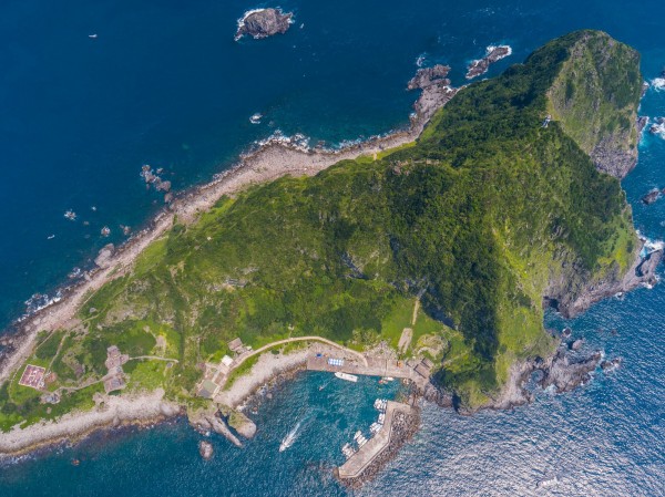 有「台灣龍珠」美譽的基隆嶼預計7月重啟觀光,基隆市政府新聞科長謝志煌以空拍機拍攝意外捕捉到基隆嶼外型呈「鯊魚哥」圖案。(謝志煌提供中央社)