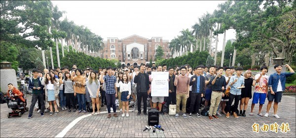 200多名台大學生昨日在校園舉行記者會，呼籲今天的校務會議應有提出「臨時動議」的空間，學生會將提出3個臨時提案，學生們強調，台大迫切需要校長，但不要有爭議的台大校長。（記者廖振輝攝）