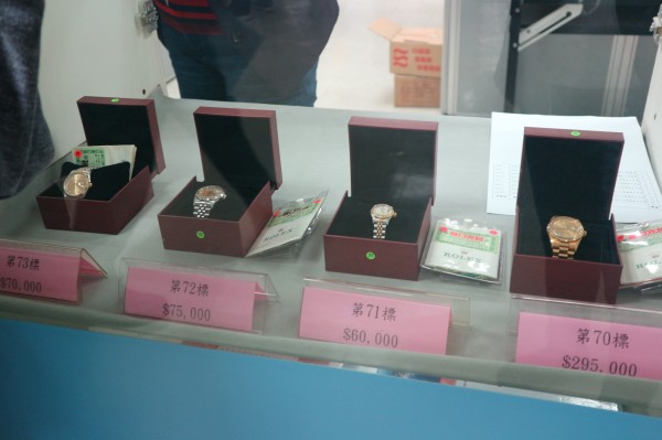 拍賣前1天可到拍賣現場鑑賞拍賣品，或上官網http://op.gov.taipei/瀏覽拍賣品的照片。（圖片提供／臺北市動產質借處） 