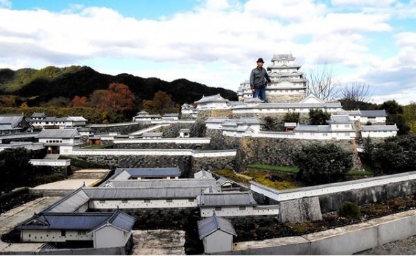 現年80歲的「城主」井村裕保花費18年時間、投入1800萬日圓建造名為「白鷺苑」的迷你姬路城,大小約為姬路城的23分之1。(圖擷取自朝日新聞)
