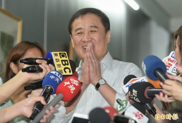 北市副市長陳景峻14日召開記者會,宣布請辭北農董事長。(記者張嘉明攝)