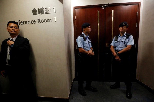 推擠衝突發生後,梁君彥則基於保安理由暫停會議,大批軍裝警員也進入守在會議室門口。(路透)